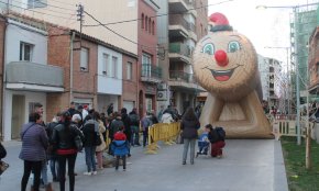 Centenars de famílies visiten el tió XXL de la Rambla
