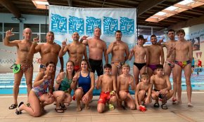 Una vintena de nedadors del Cambrils Club Natació participen en la tradicional 100x100