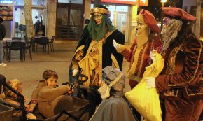 Els patges i les patgesses es passegen per Cambrils per recollir les darreres cartes (conté galeria fotogràfica)