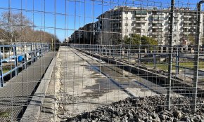 Barren el pas al pont de la via per sobre de la riera d'Alforja