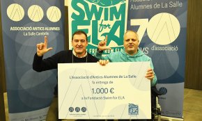 L'AAA la Salle lliura mil euros provinents del repartiment de regals de la Festa de Reis a l'entitat Swim for Ela
