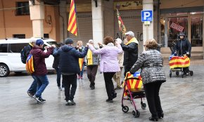 Sardana sota la tènue pluja d'un matí d'hivern