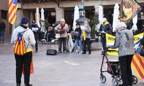 Un concert a la Plaça i la preparació del 6è aniversari protagonitzen la concentració setmanal de les Àvies i Avis