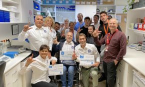Swim for ELA visita l'IDIBELL i entrega els 60.000 euros aconseguits gràcies als actes benèfics