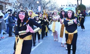 Esclat festiu en una rua de carnaval amb força participació (CONTÉ GALERIA FOTOGRÀFICA)