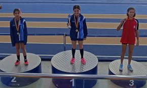 Les atletes Martina Gómez i Lola De San José, campiona i subcampiona en salt de llargada sub12 del Trofeu Memorial Natàlia Amiel de Sabadell 
