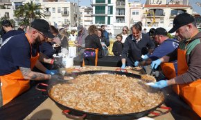 El vermut musical serveix més de 1.150 racions de fideus amb galeres (Conté galeria fotogràfica)