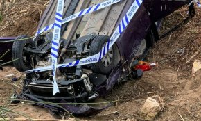 Una persecució policial acaba amb un Fiat Panda bolcat a la riera de Maspujols
