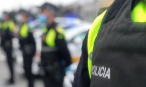 Un vehicle envesteix un patinet elèctric a la nova rotonda de la carretera de Montbrió