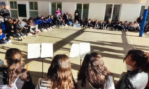 Alumnes de segon d'ESO de l'institut escola Joan Ardèvol ultimen els detalls del seu projecte de teatre musical «Fortalesa al cel»