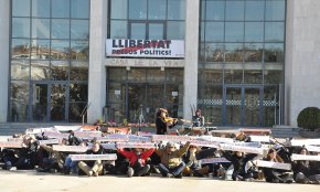 Surt publicat el vídeo Help democracy, gravat a la plaça de l'Ajuntament de Cambrils