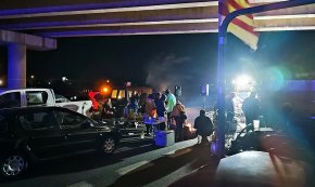 L'acampada a l'autopista culmina la jornada de mobilitzacions a favor de la pagesia i contra els macroprojectes al territori (conté galeria fotogràfica)