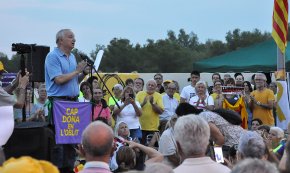 Multitudinària concentració a les portes de la presó de Mas d'Enric en suport de Carme Forcadell
