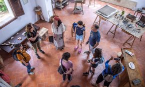 Mas Miró reprèn la seva programació amb visites teatralitzades, un tast de vins i un espectacle de titelles