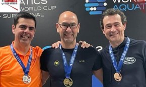 El nedador Joan Carles Adell es penja una medalla d'or i una altra de plata al campionat d'Espanya Open de fons màster