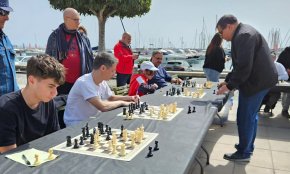 Els escacs surten al carrer amb una exhibició de partides simultànies al Port