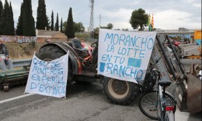 Una vintena de persones es manifesten contra el projecte de Lotte a Mont-roig