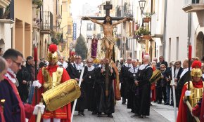 El viacrucis processional enceta els actes litúrgics del Divendres Sant