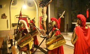 La plaça de l'Església de Santa Maria acull l'exposició dels vuit tabernacles de la processó del Sant Enterrament
