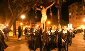 La professó del Sant Enterrament clou amb tota solemnitat la jornada litúrgica del Divendres Sant (conté galeria fotogràfica)