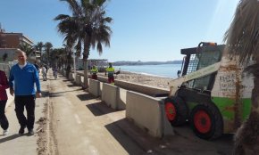 L'Ajuntament neteja les platges i el passeig després del temporal marítim