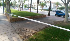 Passarel·les precintades pel mal estat de la fusta del paviment