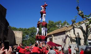 Els Xiquets de Cambrils celebren la primera diada de la temporada amb una trobada de germanor davant del local de la colla (Conté galeria fotogràfica)