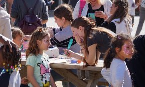 La festa solidària en benefici de l'associació ANTIAN al pati de La Salle recapta 2.500 euros 