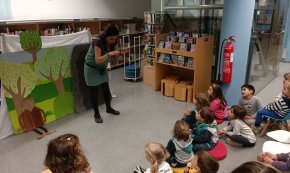 Loli Beltran explica la història de «Jordi i el draquet» a la Biblioteca Josep Salceda i Castells