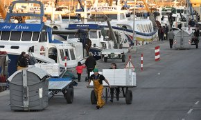 Les barques d'arrossegament ajusten el seu horari de pesca a l'hora oficial de la demarcació de Tarragona