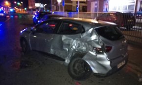 Fuig d'un control policial i impacta contra diversos vehicles estacionats a l'avinguda de la Diputació