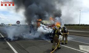 Crema una furgoneta a l'A-7 i el conductor resulta il·lès