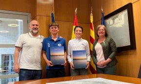 L'Ajuntament rep els regatistes del CNCB Joan Domingo i Iker Múgica