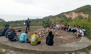 Una vintena de persones participen a la ruta pels búnquers del coll de Balaguer, organitzat pel Polvorí