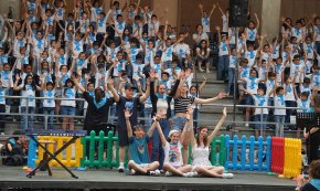 Més de 400 nens i nenes participen en la cantata «El primer dia d'escola» (Conté galeria fotogràfica)