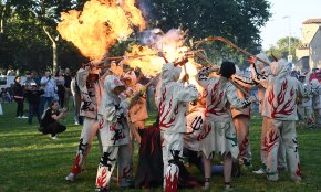 Foc i espurnes al Barri Antic en una nova edició del Cagafocs (conté galeria fotogràfica)