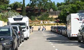 Es modifiquen algunes zones d'aparcament per evitar l'estacionament de les autocaravanes