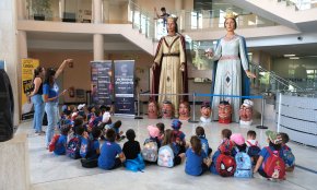 L'alumnat d'infantil de l'escola Joan Ardèvol visita els gegants Pere i Camí a l'Ajuntament