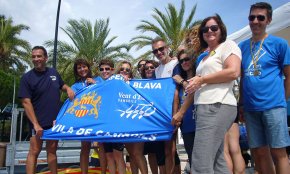 La tripulació Rem Capgrossos Mataró, vencedora de la 1a Regata Social Bandera Blava Vila de Cambrils