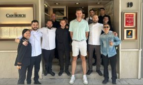 Pau Gasol gaudeix de la gastronomia cambrilenca al restaurant Can Bosch