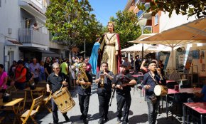 La Missa en honor a Sant Pere obre la diada de Festa Major (Galeria)