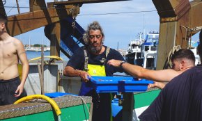 Sis barques d'arrossegament tornen a la mar després de la veda (Galeria)
