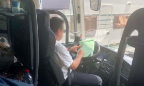 Detingut per conducció temerària i sota els efectes de les drogues el conductor d'un autocar escolar