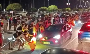 Desenes d'aficionats de la Selecció espanyola celebren la consecució de l'Eurocopa al passeig marítim