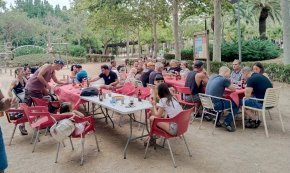 Una seixantena de comensals gaudeixen del dinar popular del Polvorí