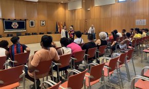 Una trentena de joves del Casal del Raval de Barcelona realitzen tasques de voluntariat al Centre de Dia Les Orenetes de l'Associació de Familiars d'Alzheimer