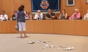 Una treballadora de l'empresa de neteja Clanser estripa un diari al ple com a protesta