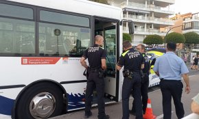 Aturen un autobús a la rotonda del Club Nàutic perquè el xòfer anava drogat
