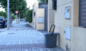 Un mes després, el porta a porta continua sense convèncer una bona part dels veïns del Molí de la Torre i Vilafortuny