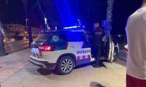 Els propietaris dels llits elàstics a la platja del Regueral, farts de que alguns joves s'hi colin